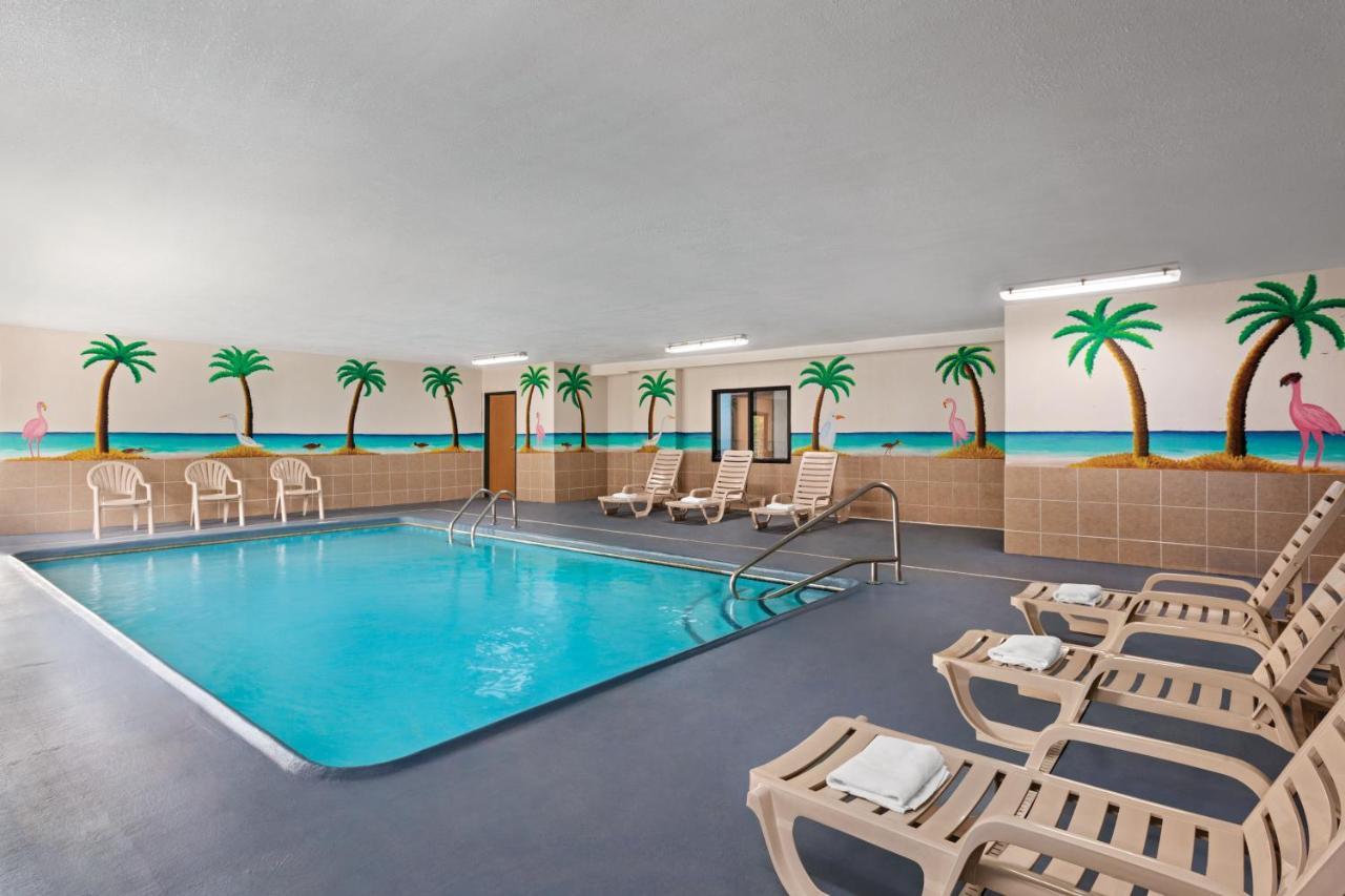 Days By Wyndham Kansas International Airport Hotel