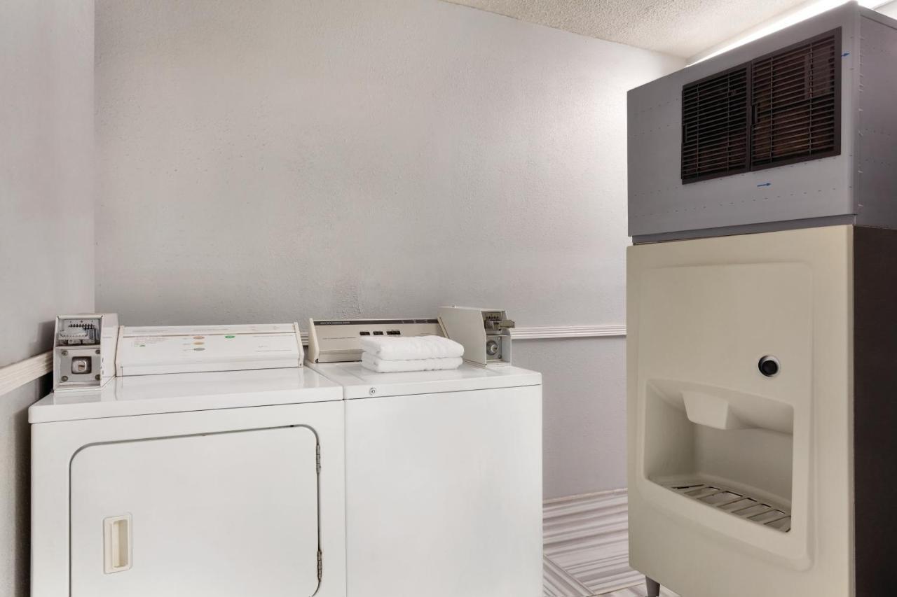 Days By Wyndham Kansas International Airport Hotel
