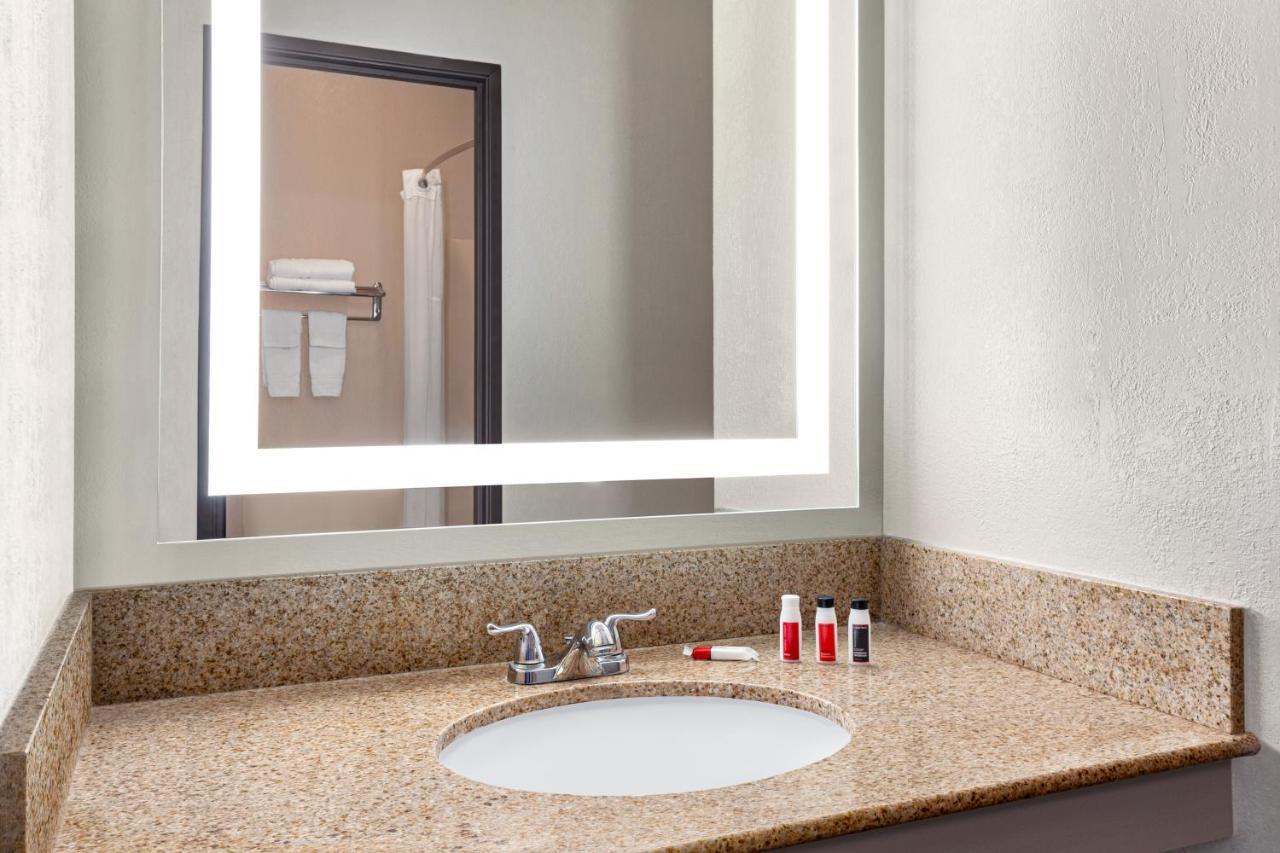 Days By Wyndham Kansas International Airport